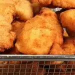 Petisco de frango crocante e delicioso com um molho prático, ideal para a hora do lanche 2 Petisco de frango
