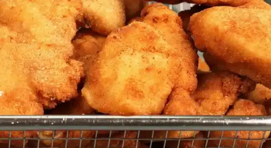 Petisco de frango crocante e delicioso com um molho prático, ideal para a hora do lanche 4 Petisco de frango