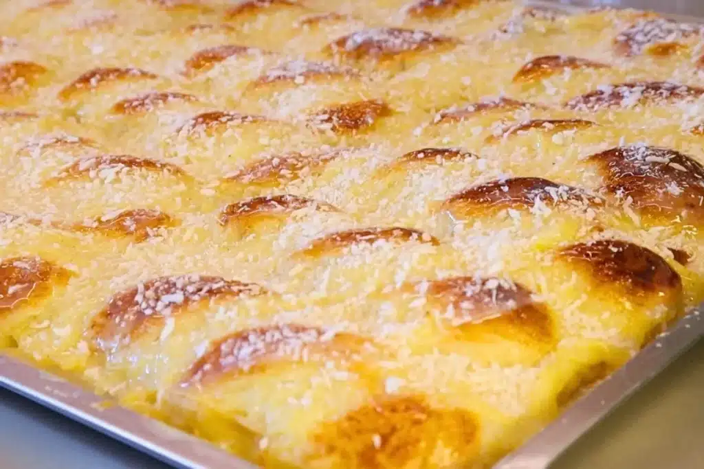 Rosquinha de coco com creme muito macia feita com o segredo dos pães de padaria, uma delícia 3 Rosquinha de coco com creme