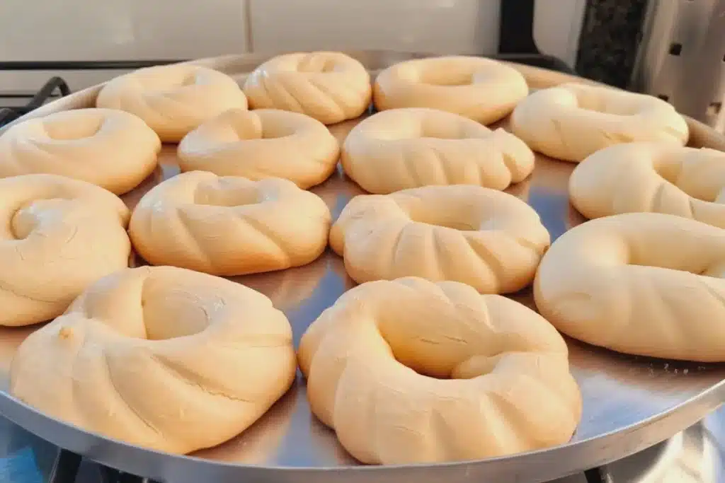 Rosquinhas de Maizena que ficam tão macias que derretem na boca, para acompanhar um café passado na hora 4 Rosquinhas de Maizena