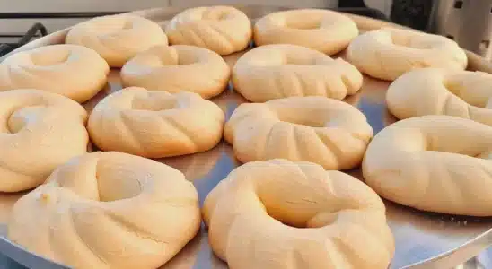 Rosquinhas de Maizena que ficam tão macias que derretem na boca, para acompanhar um café passado na hora 4 Rosquinhas de Maizena