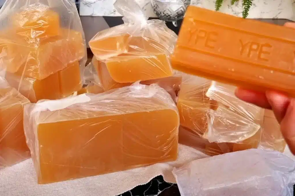 Sabão de álcool caseiro: uma receita glicerinada maravilhosa que limpa profundamente 4 Sabão de álcool caseiro