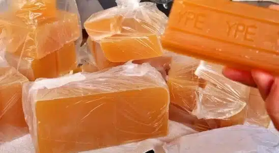 Sabão de álcool caseiro: uma receita glicerinada maravilhosa que limpa profundamente 1 Sabão de álcool caseiro