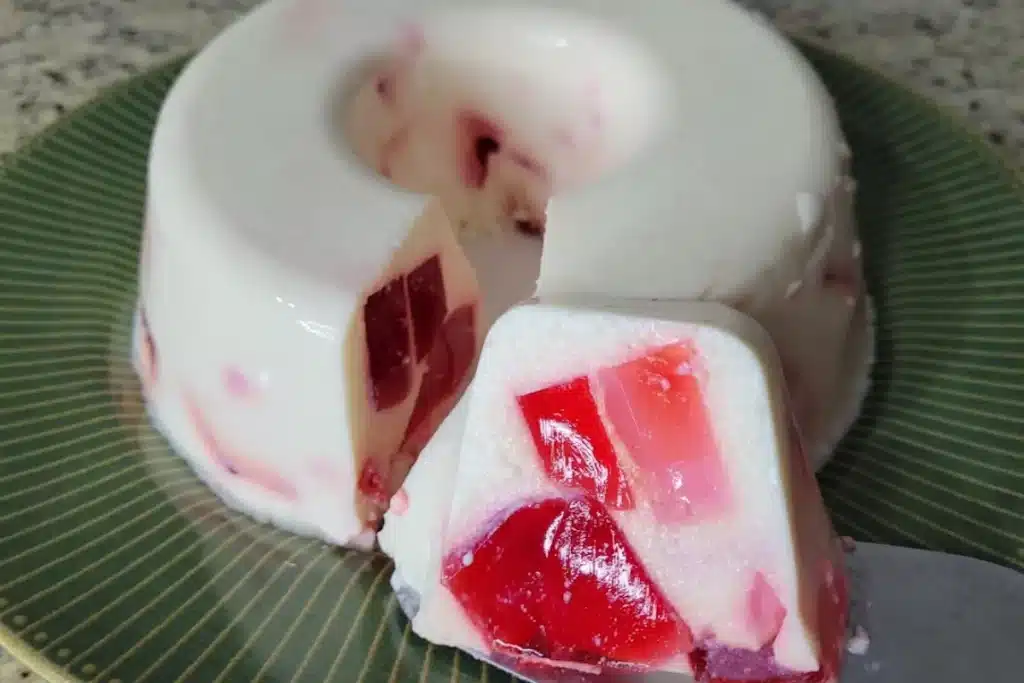 Sobremesa de gelatina colorida fácil de fazer, que fica com uma cremosidade divina e um visual lindo 4 Sobremesa de gelatina