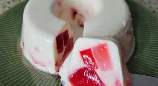 Sobremesa de gelatina colorida fácil de fazer, que fica com uma cremosidade divina e um visual lindo 4 Sobremesa de gelatina