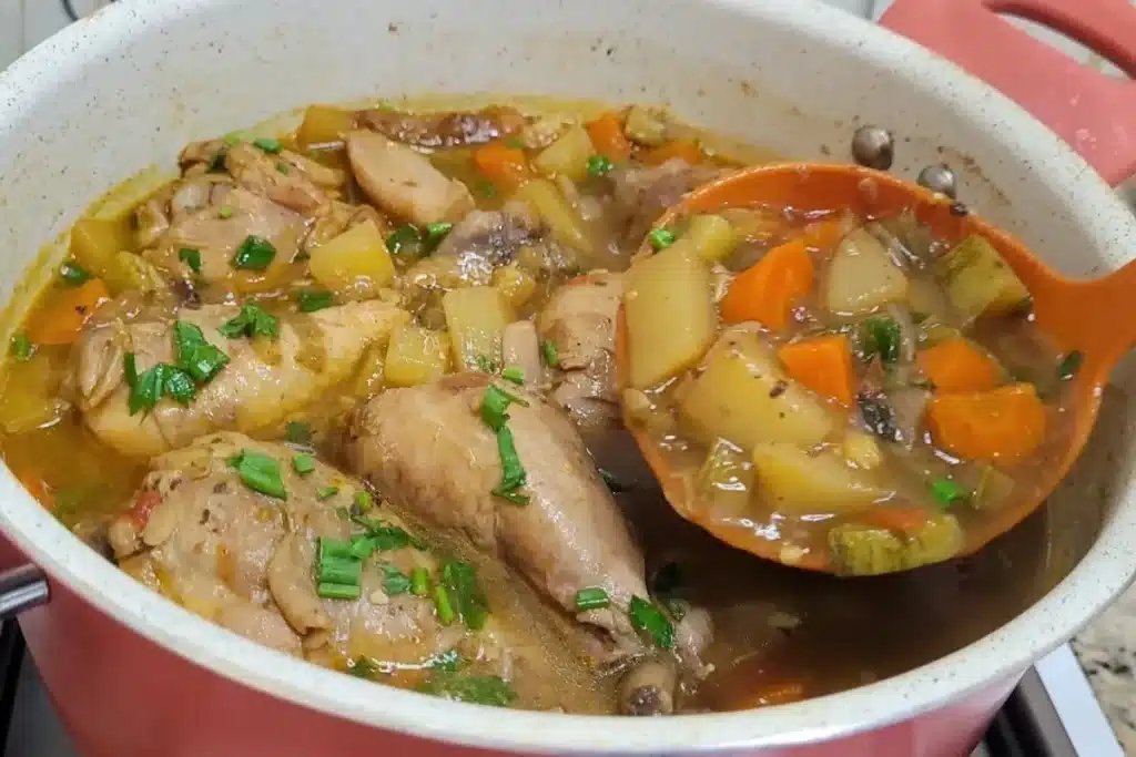 Sopa de legumes com frango bem quentinha com um tempero caseiro maravilhoso, ideal para o jantar da família 4 Sopa de legumes