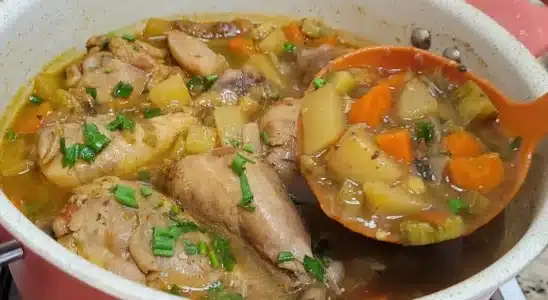 Sopa de legumes com frango bem quentinha com um tempero caseiro maravilhoso, ideal para o jantar da família 1 Sopa de legumes