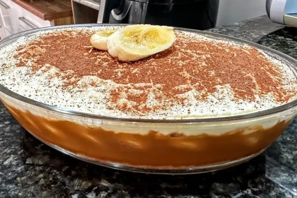 Torta banoffee montada na travessa com camadas generosas de doce de leite e banana 4 Torta banoffee