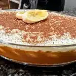 Torta banoffee montada na travessa com camadas generosas de doce de leite e banana 2 Torta banoffee