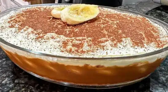 Torta banoffee montada na travessa com camadas generosas de doce de leite e banana 2 Torta banoffee
