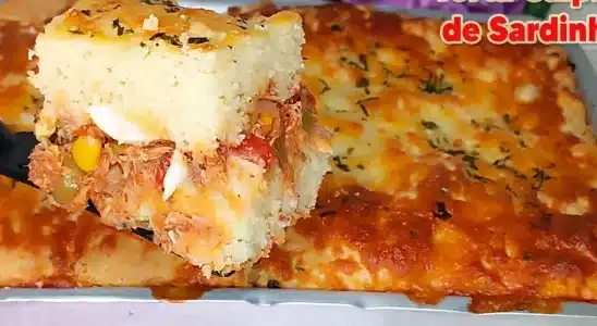 Torta caipira de sardinha feita à mão com uma massa fofinha e um recheio muito suculento 2 Torta caipira de sardinha