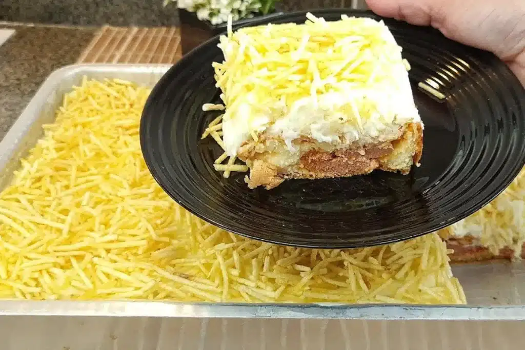 Torta de salsicha com purê de batata cremoso e queijo derretido por cima, que a criançada vai amar 4 Torta de salsicha com purê