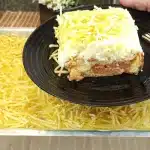 Torta de salsicha com purê de batata cremoso e queijo derretido por cima, que a criançada vai amar 2 Torta de salsicha com purê