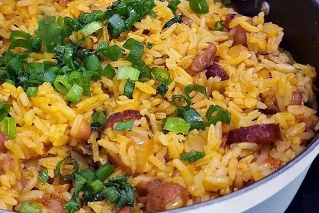 Arroz soltinho com bacon e linguiça feito na frigideira de um jeito muito simples e gostoso 4 Arroz soltinho