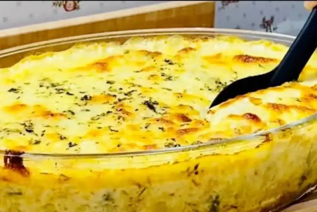 Batata gratinada no forno com bastante queijo derretido e um molho maravilhoso, uma delícia 4 Batata gratinada no forno