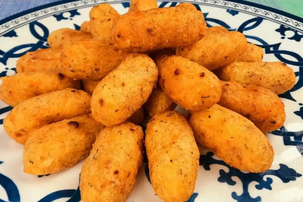 Bolinho de mandioca cremoso por dentro e com uma casquinha dourada por fora, uma delícia 4 Bolinho de mandioca