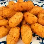 Bolinho de mandioca cremoso por dentro e com uma casquinha dourada por fora, uma delícia 3 Bolinho de mandioca
