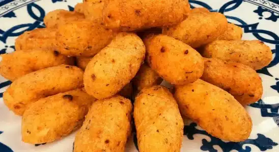 Bolinho de mandioca cremoso por dentro e com uma casquinha dourada por fora, uma delícia 4 Bolinho de mandioca