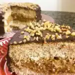 Bolo de aniversário fit recheado com creme de amendoim e uma cobertura linda de ganache 1 Bolo de aniversário fit