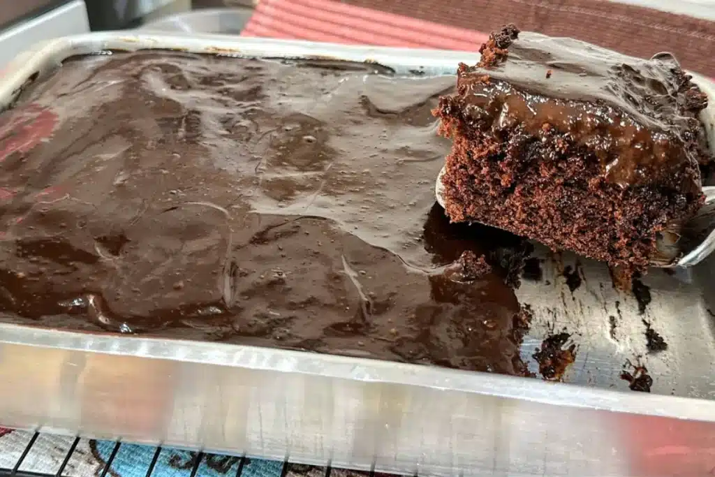Bolo de chocolate quente com uma massa super fofinha e uma calda cremosa irresistível 4 Bolo de chocolate quente