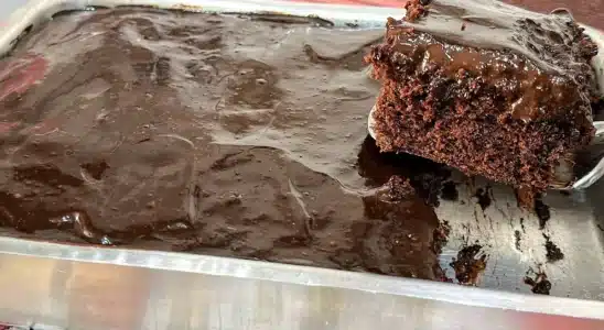 Bolo de chocolate quente com uma massa super fofinha e uma calda cremosa irresistível 2 Bolo de chocolate quente