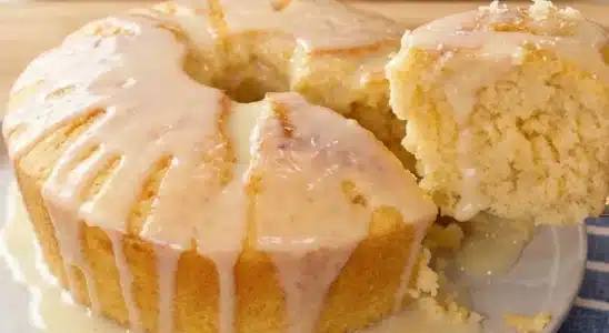 Bolo queijadinha de liquidificador super molhadinho e fácil de fazer, com coco e queijo 3 Bolo queijadinha