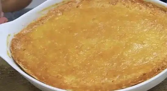 Empadão que desmancha na boca com uma massa podre levinha e um recheio de frango cremoso incrível 2 Empadão que desmancha na boca