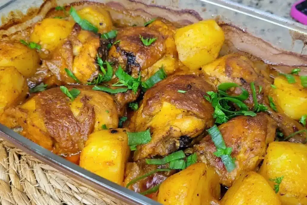 Frango assado com batata super suculento e douradinho, com aquele tempero caseiro especial 4 Frango assado com batata