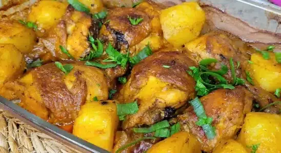 Frango assado com batata super suculento e douradinho, com aquele tempero caseiro especial 2 Frango assado com batata
