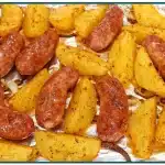Linguiça com batata preparada no forno com um tempero especial que fica muito suculento 1 Linguiça com batata