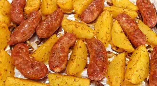 Linguiça com batata preparada no forno com um tempero especial que fica muito suculento 3 Linguiça com batata