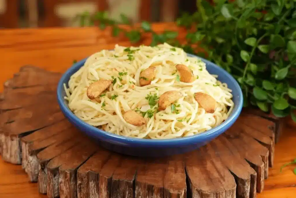 Macarrão alho e óleo cremoso feito na frigideira de forma bem rápida com um toque especial 4 Macarrão alho e óleo cremoso