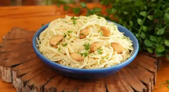 Macarrão alho e óleo cremoso feito na frigideira de forma bem rápida com um toque especial 1 Macarrão alho e óleo cremoso