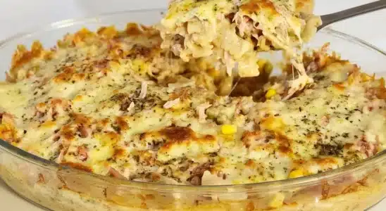 Macarrão cremoso de forno com queijo derretido e molho encorpado, um prato principal digno de elogios 1 Macarrão cremoso de forno
