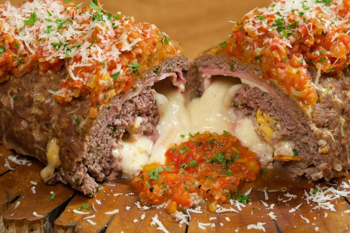 Rocambole de Carne Moída Recheado com Queijo e Presunto