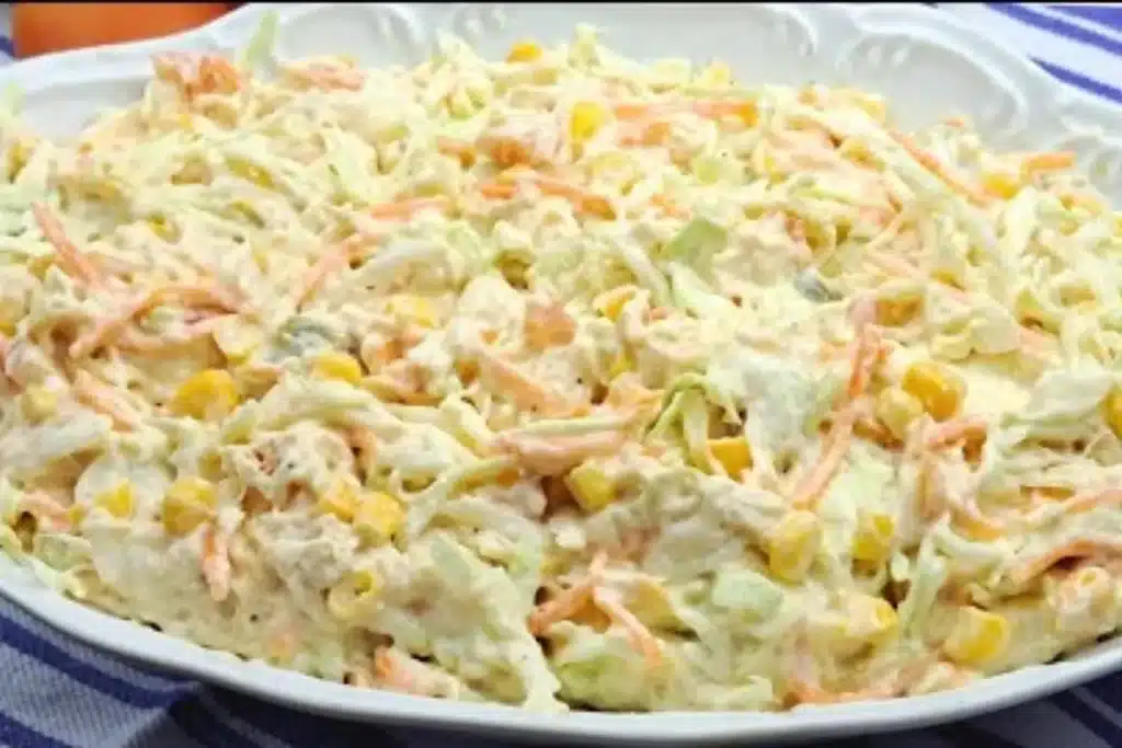 Salada de repolho cremoso com frango desfiado bem temperado, para você servir bem geladinha 4 Salada de repolho cremoso