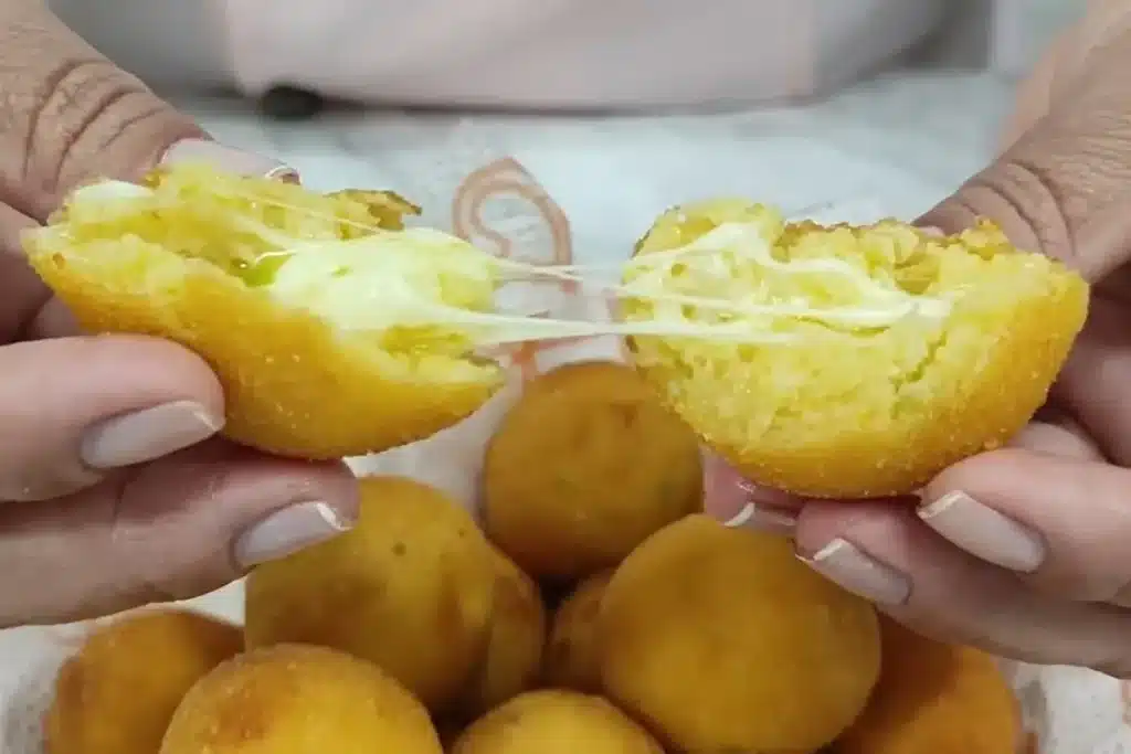 Salgadinho de milho com queijo bem derretido por dentro, que fica super crocante por fora 4 Salgadinho de milho com queijo