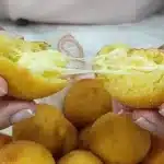 Salgadinho de milho com queijo bem derretido por dentro, que fica super crocante por fora 1 Salgadinho de milho com queijo