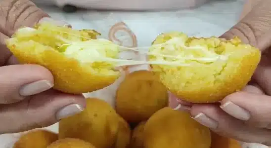 Salgadinho de milho com queijo bem derretido por dentro, que fica super crocante por fora 2 Salgadinho de milho com queijo