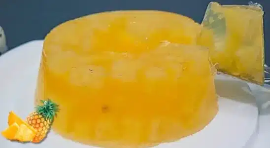 Sobremesa de abacaxi incrivelmente cremosa e refrescante feita com pedaços da fruta, uma delícia 4 Sobremesa de abacaxi