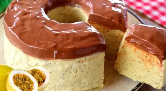 Sobremesa de maracujá tipo sorvetão trufado com uma calda generosa de chocolate, uma gostosura 1 Sobremesa de maracujá