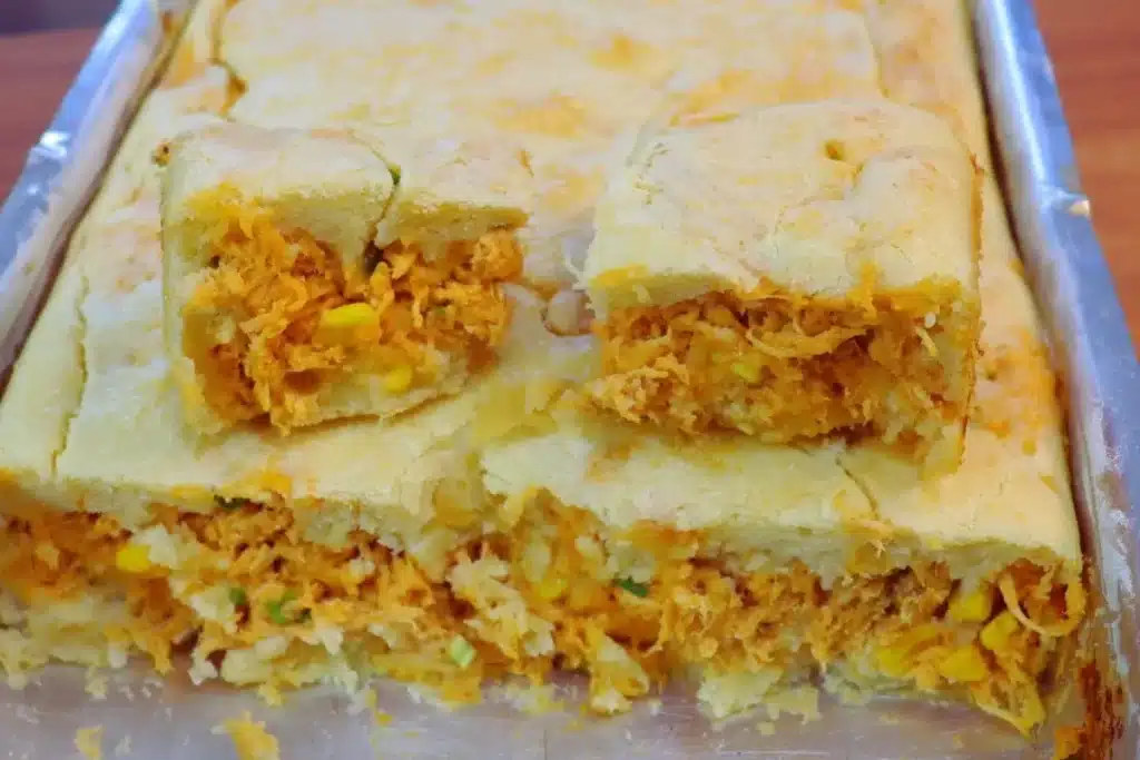 Torta de frango de liquidificador com uma massa fofinha e um recheio úmido, ideal para o lanche da tarde 4 Torta de frango