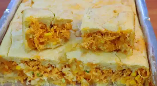 Torta de frango de liquidificador com uma massa fofinha e um recheio úmido, ideal para o lanche da tarde 2 Torta de frango
