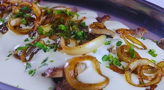 Bife acebolado com crene de batata