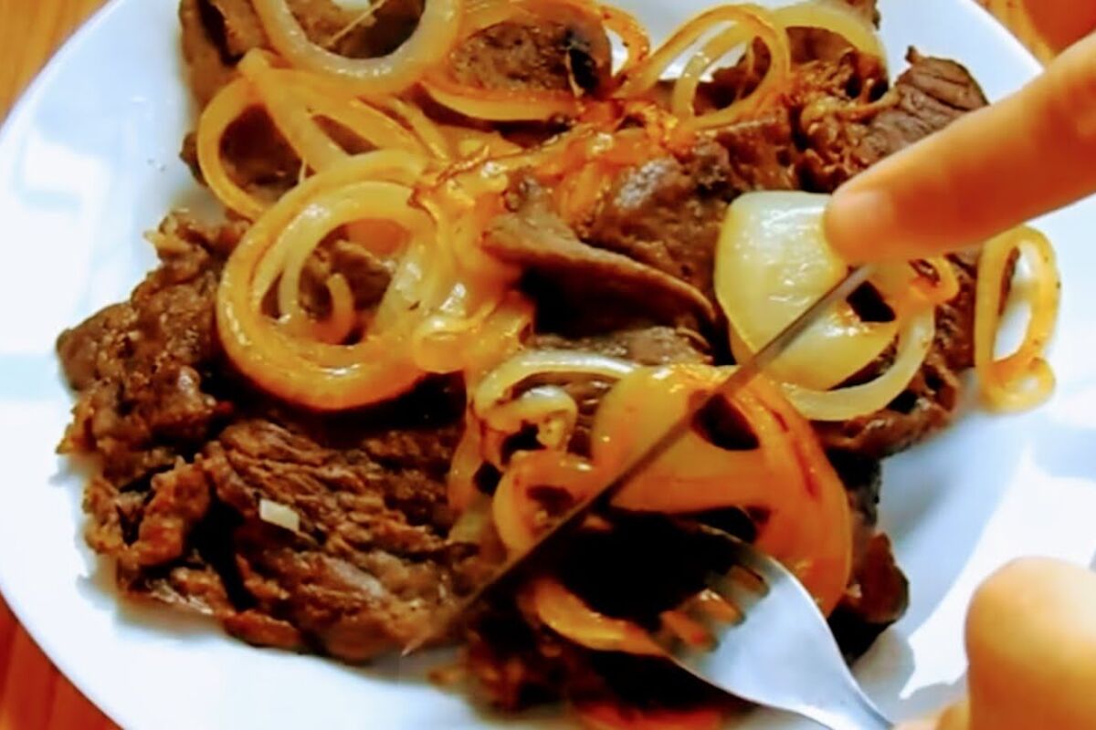 Bife acebolado de restaurante macio e suculento, com aquele molho encorpado incrível, ideal para fazer no Dia dos Pais 37 Bife acebolado de restaurante