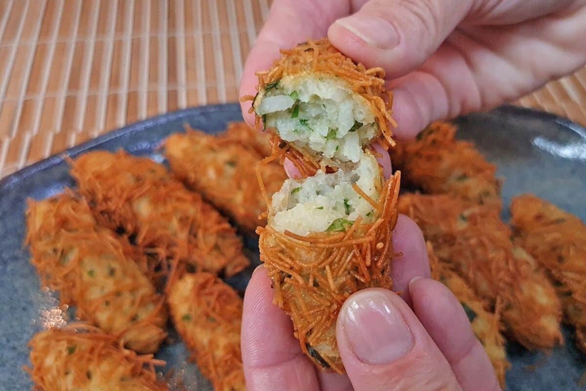 Bolinho de arroz mega crocante, um petisco irresistível para você aproveitar as sobras da geladeira 17 Bolinho de arroz