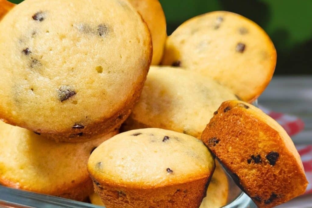 Bolinho de iogurte rápido e fofinho, feito com uma massa tão leve que derrete na boca 158 Bolinho de iogurte