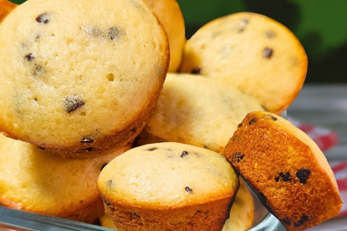 Bolinho de iogurte rápido e fofinho, feito com uma massa tão leve que derrete na boca 157 Bolinho de iogurte