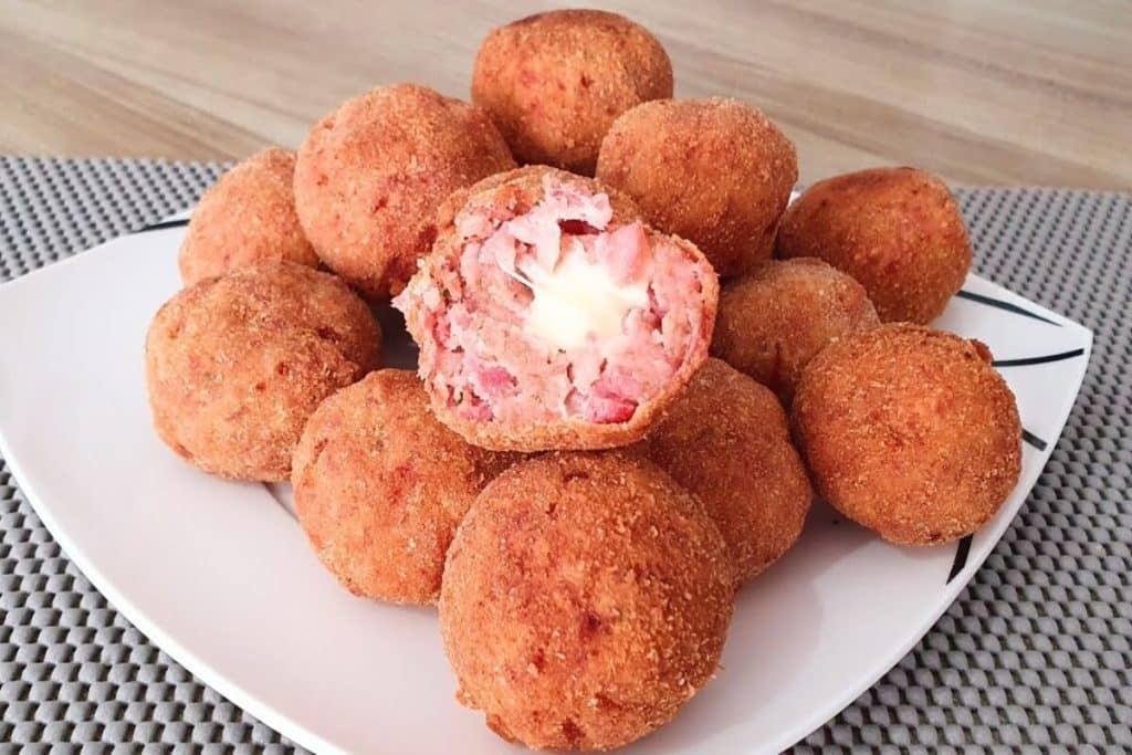 Bolinho de linguiça recheado