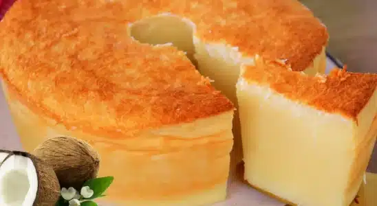 Bolo baeta de coco cremoso e fácil de fazer, com aquela textura divina de pudim que todos amam 2 Bolo baeta